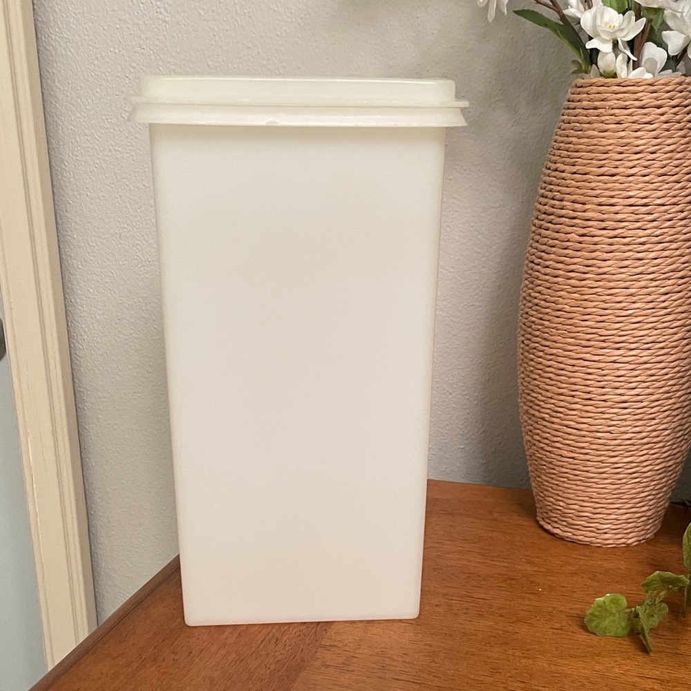 Tupperware Cracker Crisper Square Tall Food Storage Container